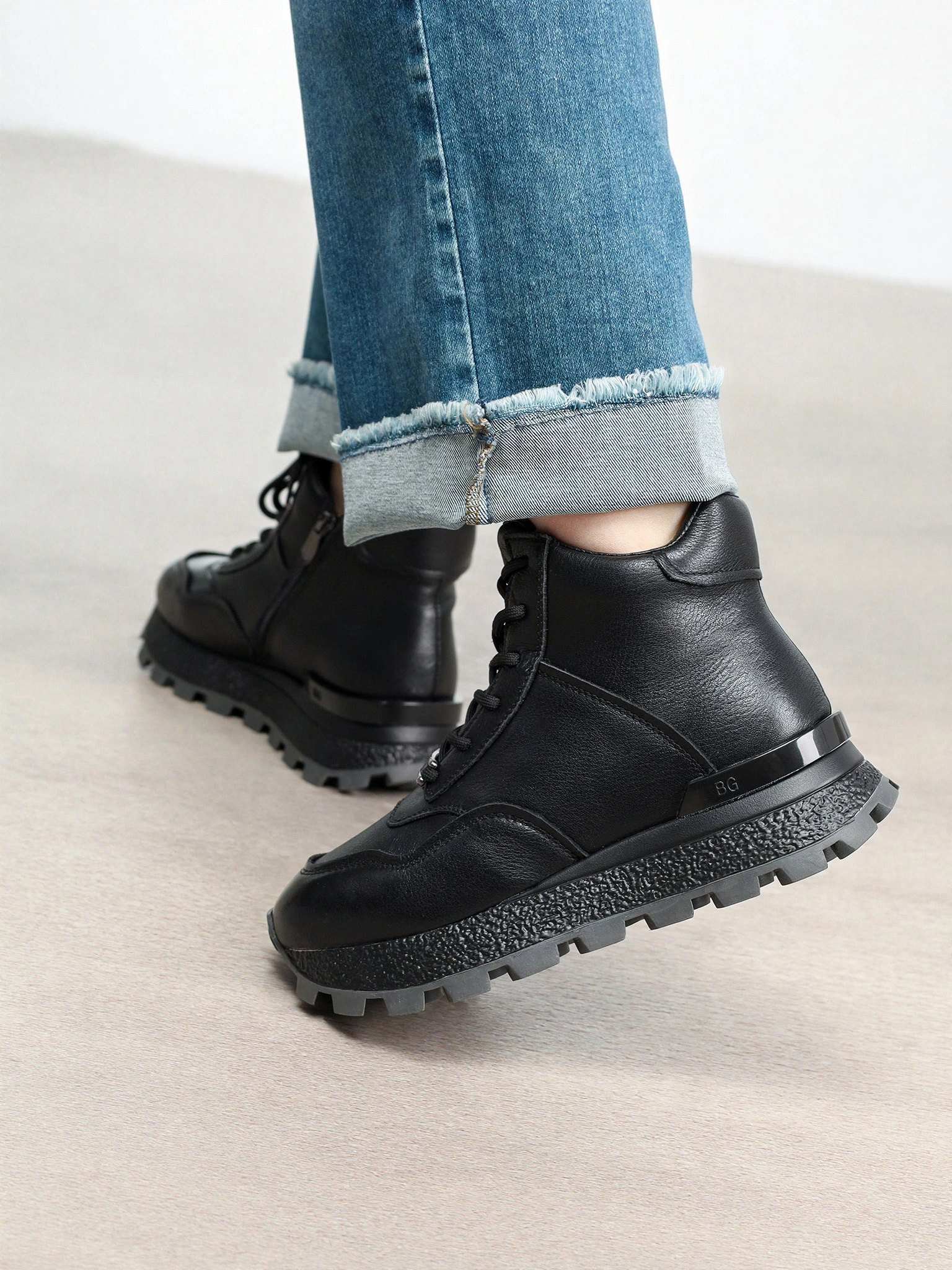 Кроссовки черного цвета на средней рельефной подошве